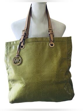 👜 MICHAEL
Michael Kors python-embossed leather tote. Summer vibe